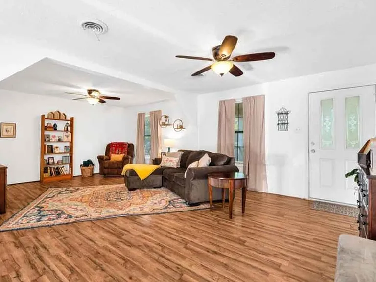 802 Benton St — Photo 5