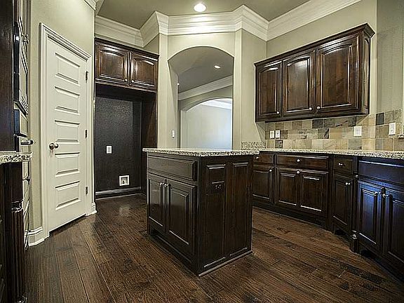 4th image of 1502 SW Wisteria Ave
