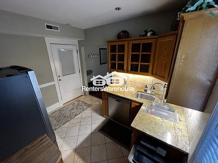 Photo 2 of 30 - 918 Goodrich Ave #D - Saint Paul, MN Building Photo - 918 Goodrich Ave #D