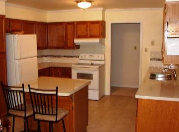 2nd image of 410 Kent St