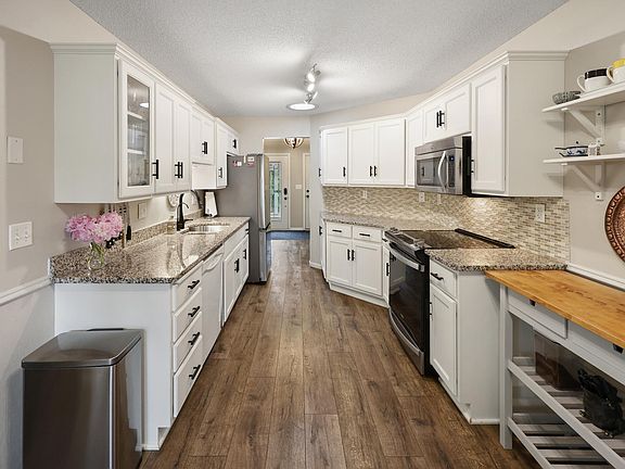 4th image of 2543 Colony Cir