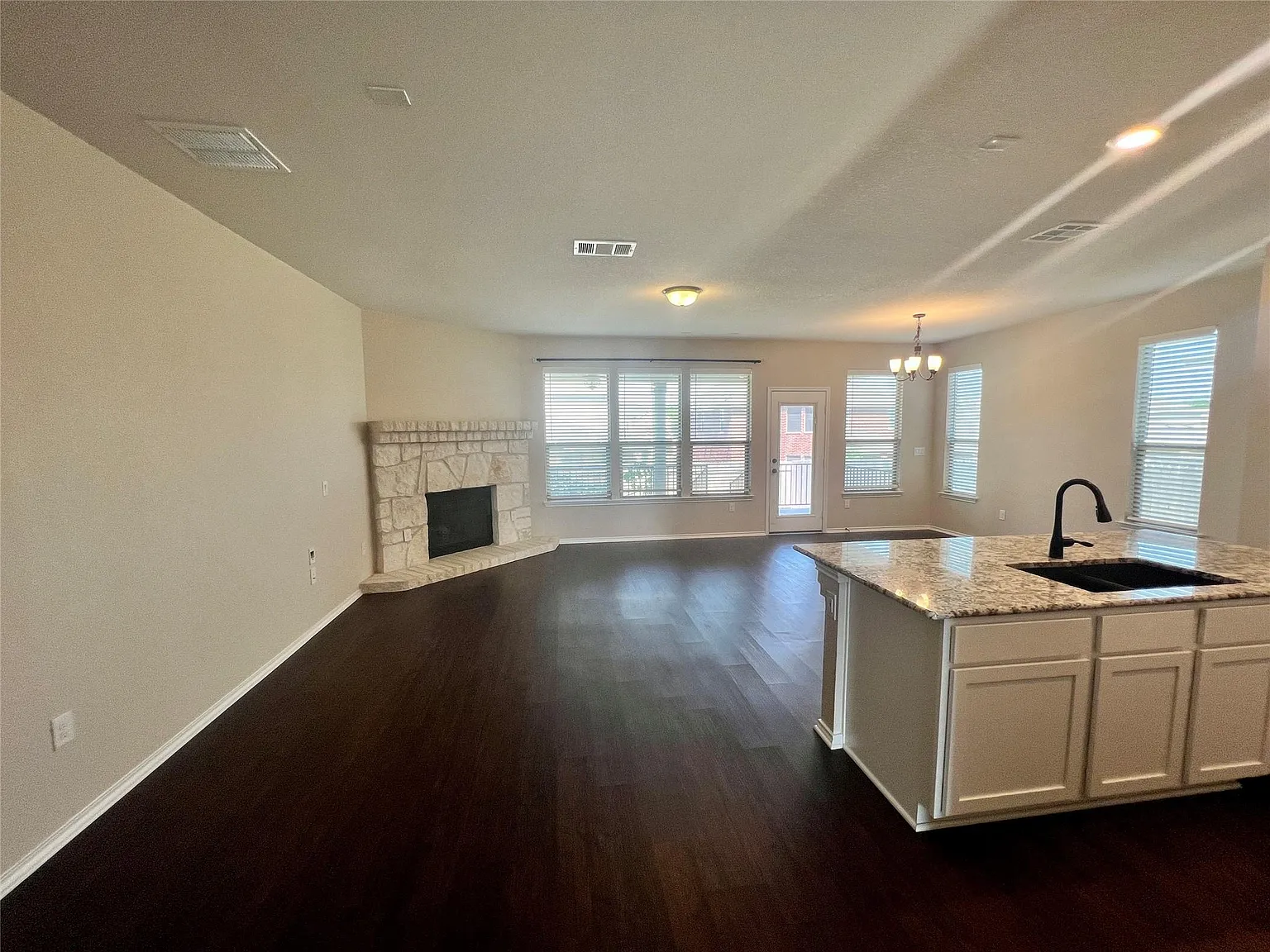 6 bed, 4.0 bath, 2505 sqft, $3,095 — Photo 3