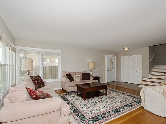 2nd image of 8922 Natoma Ave