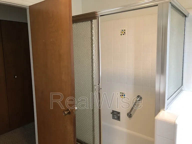 710 NW Midland Ave — Photo 33