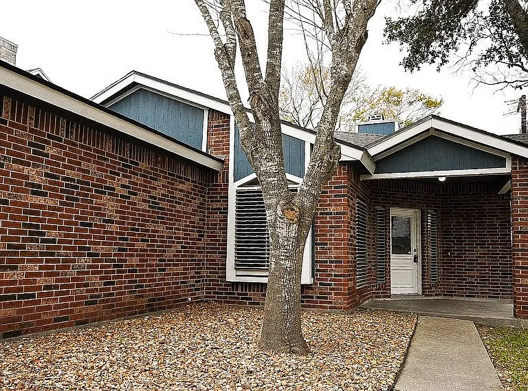 7658 Clearbrook Dr — Photo 4