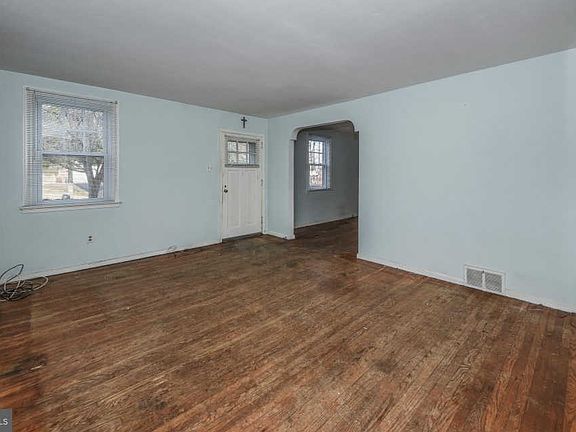 5th image of 402 Forest Hills Ave