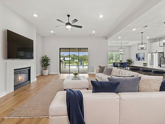4th image of 225 Spicewood Trails Dr