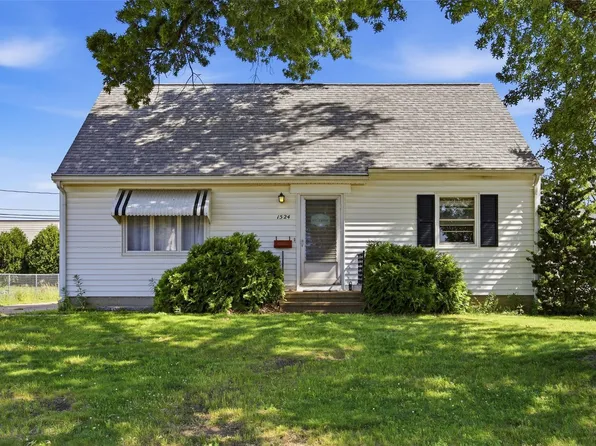 1524 48th St NE, Cedar Rapids, IA 52402