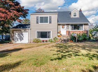 23 Grafton St, Greenlawn, NY 11740