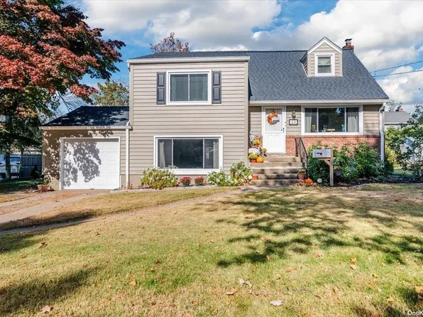 23 Grafton Street, Greenlawn, NY 11740