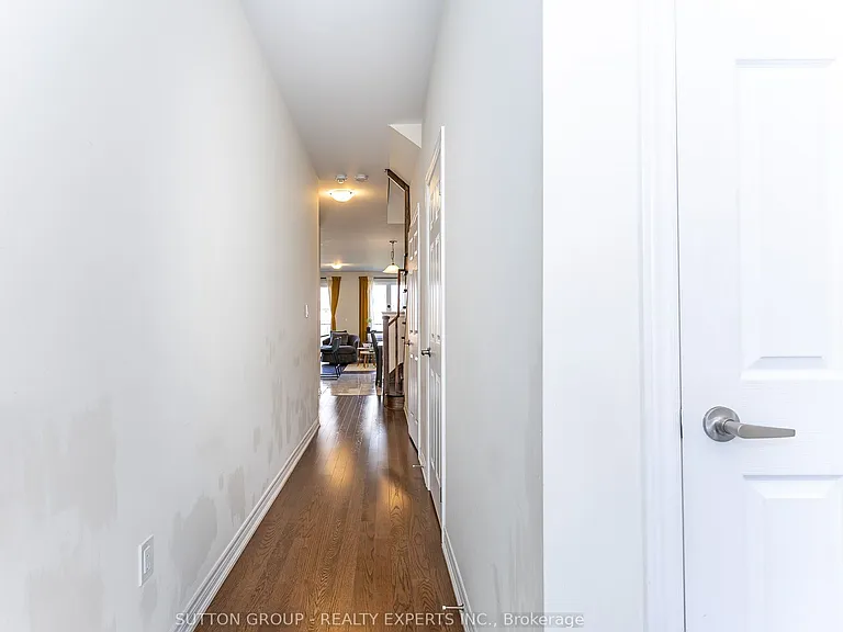 130 Ice Palace Cres — Photo 4