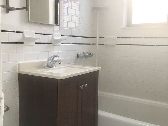 3rd image of 2154 Crescent St APT D5