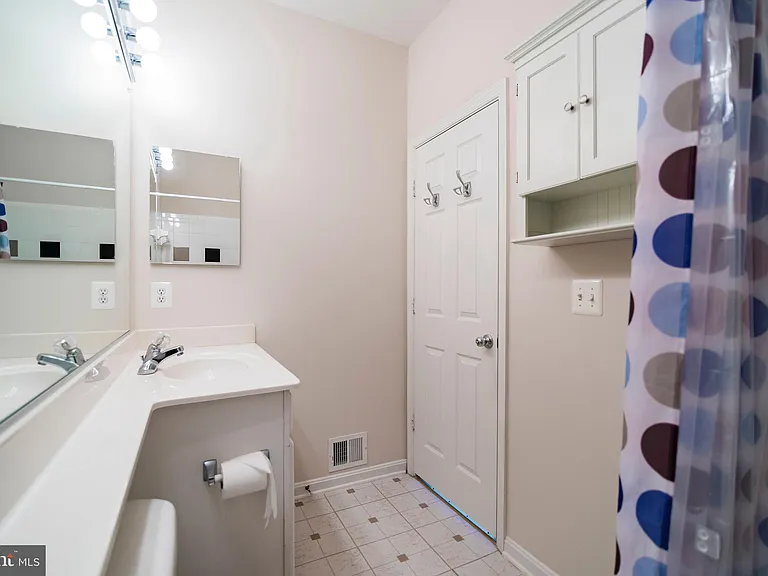21785 Jarvis Sq — Photo 34