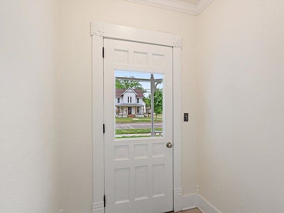 4th image of 309 S Madison St