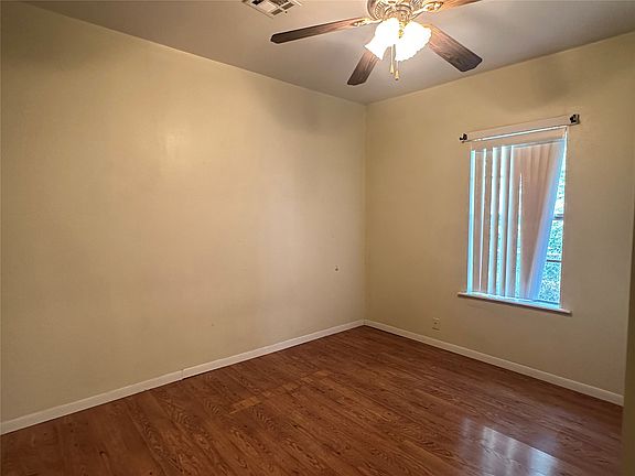5th image of 1123 E 9th St