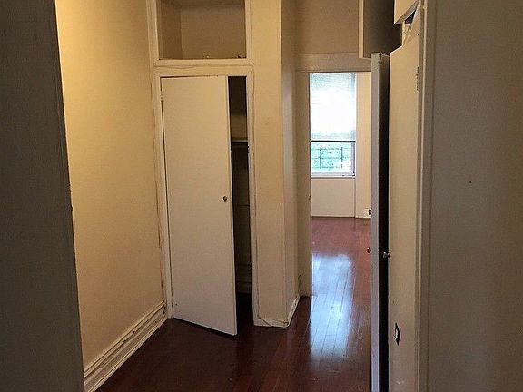 5th image of 4615 30th Ave APT 1R