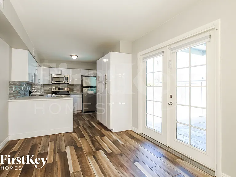 1812 W Morten Ave — Photo 4
