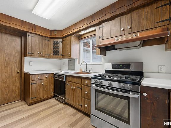 5th image of 498 Riverside Terrace