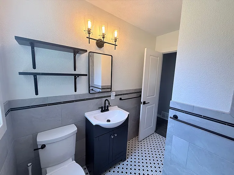 1141 E Madison St — Photo 13