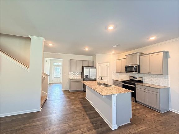 4th image of 40 Berkeley Trce