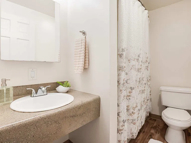 Colonial Villa Apartments — Photo 8