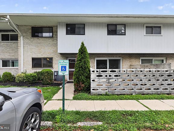 2nd image of 1518 Manley Rd APT B33