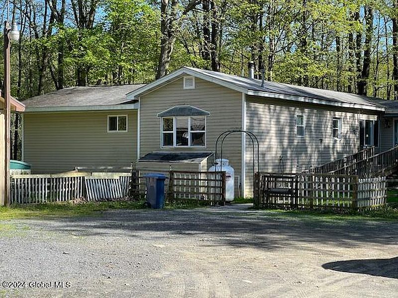 2nd image of 32 Gayhead Earlton Road