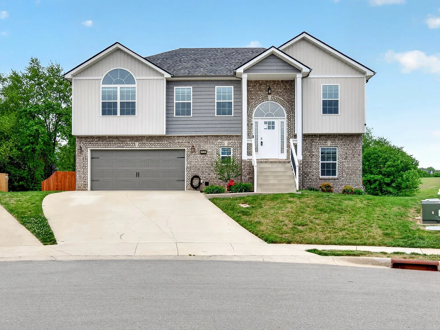 4 bed, 3.0 bath, 2294 sqft, $2,295 — Photo 2