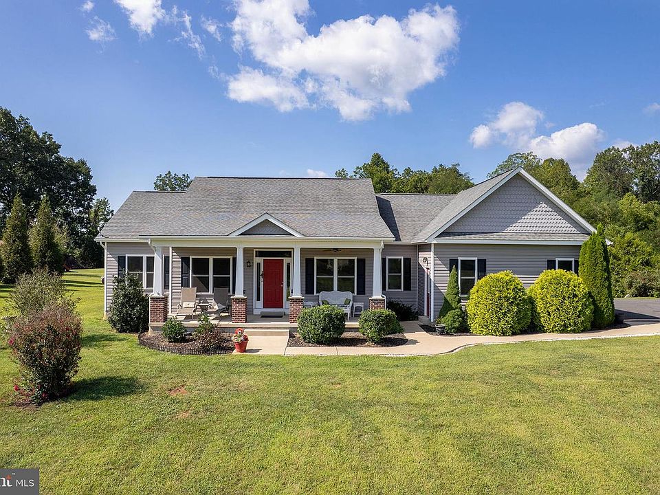 1st image of 440 Chimney Cir