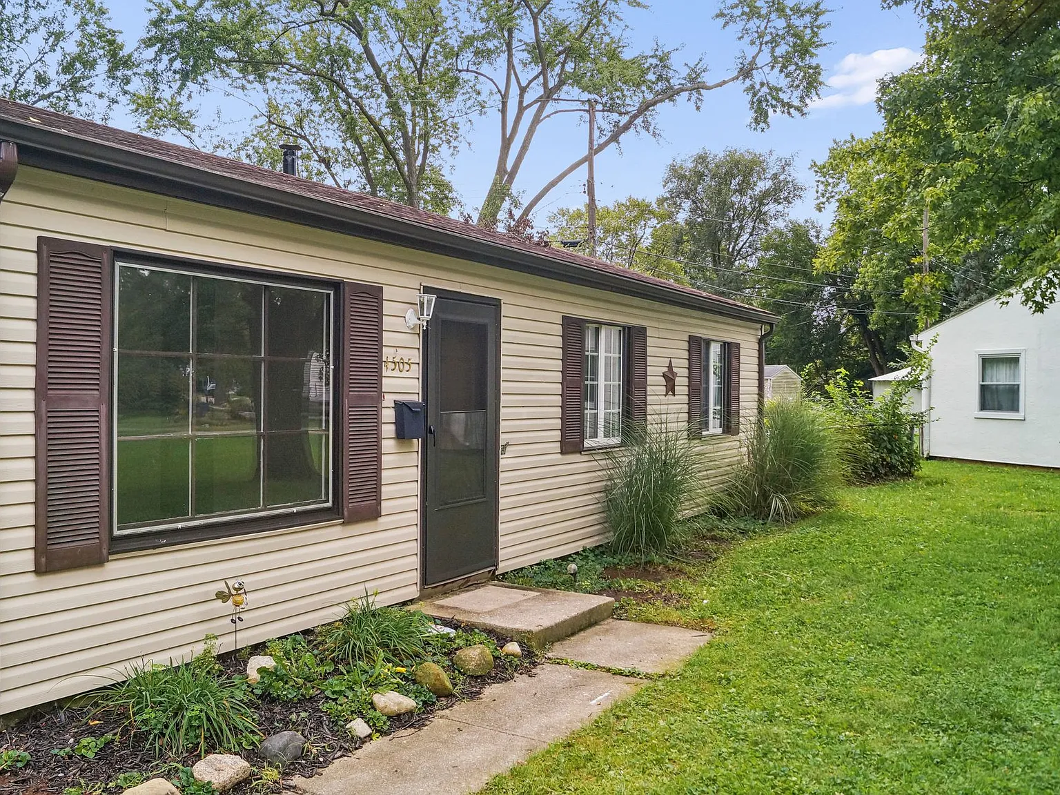 3 bed, 900 sqft, $1,800 — Photo 3