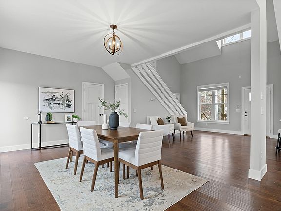 4th image of 984 Hiram Ave