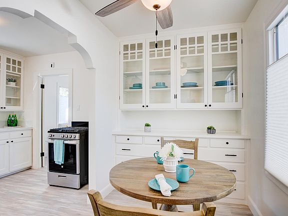 Kitchen eating area