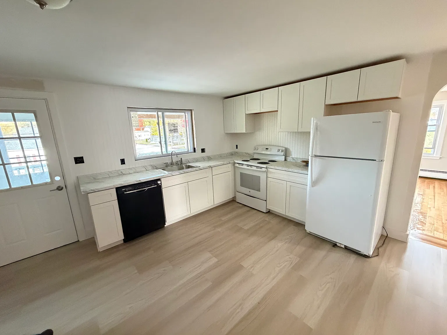 3 bed, 1000 sqft, $2,500 — Photo 3
