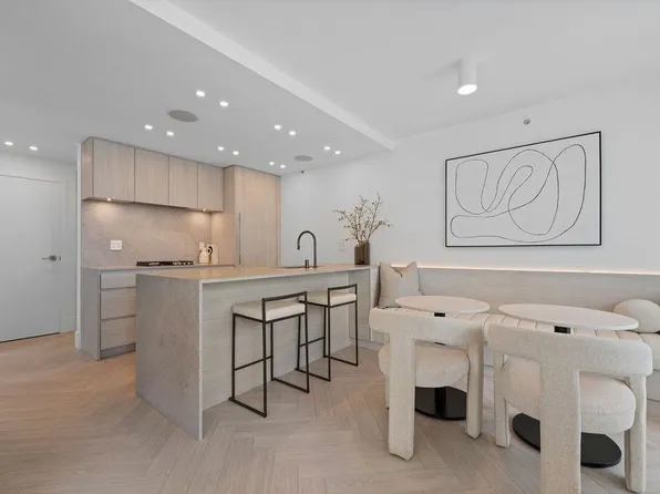 1438 Richards St #2206, Vancouver, BC V6Z 3B8