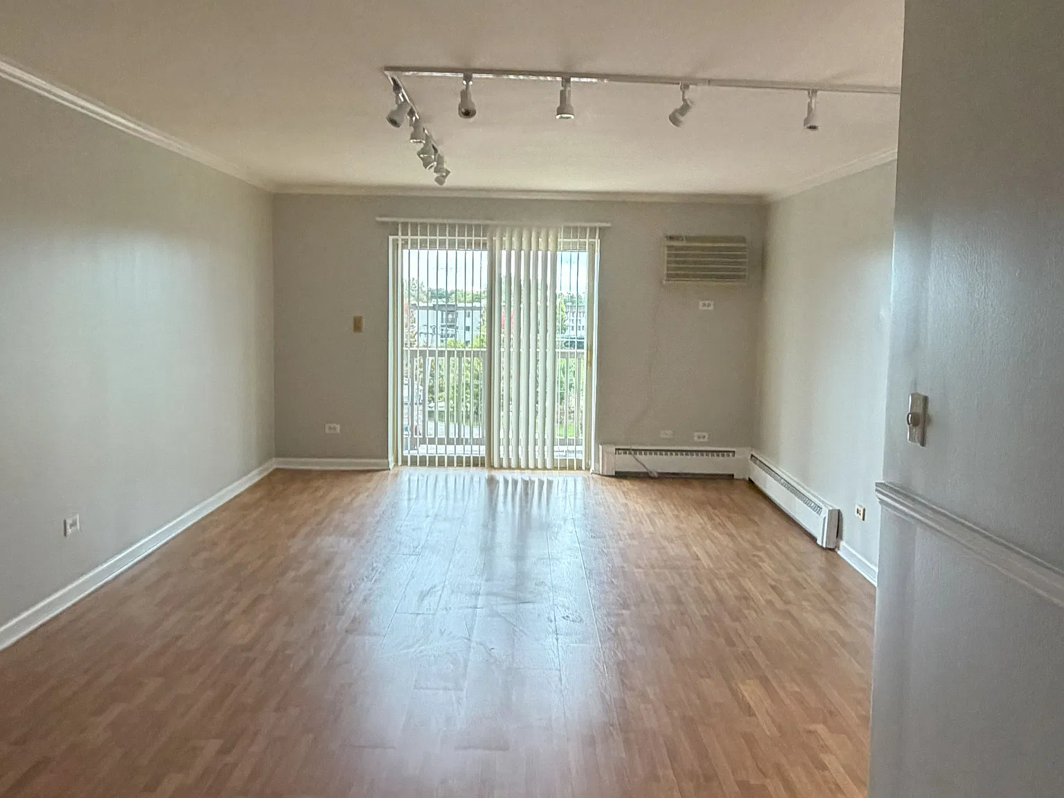 2 bed, 1200 sqft, $2,200 — Photo 2