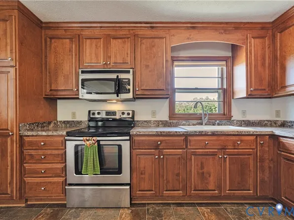 712 Fredericks Hall Rd, Bumpass, VA 23024