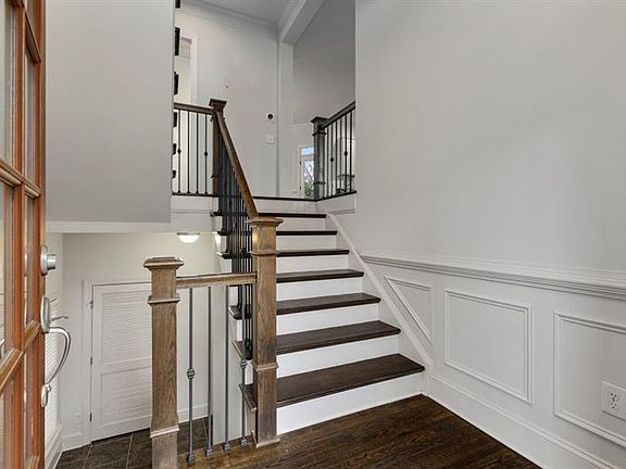3rd image of 926 Canterbury Ln NE