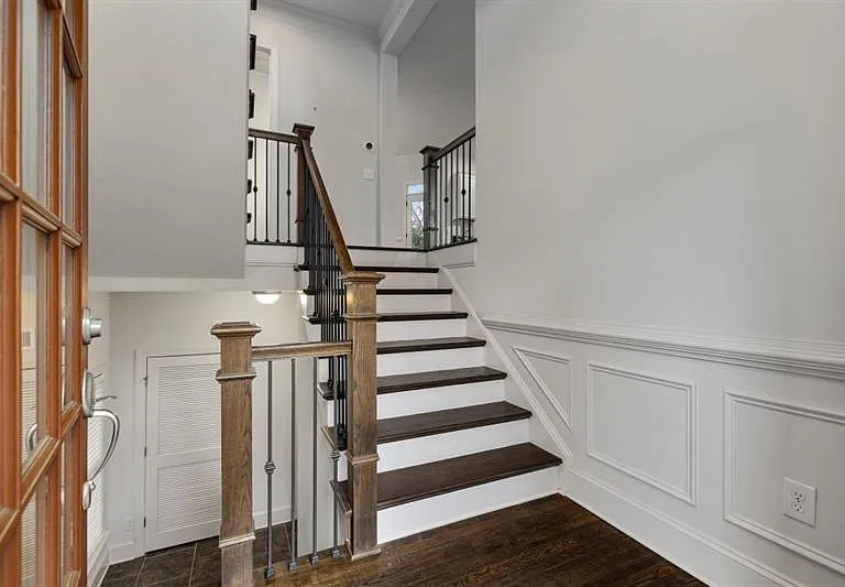 926 Canterbury Ln NE — Photo 3