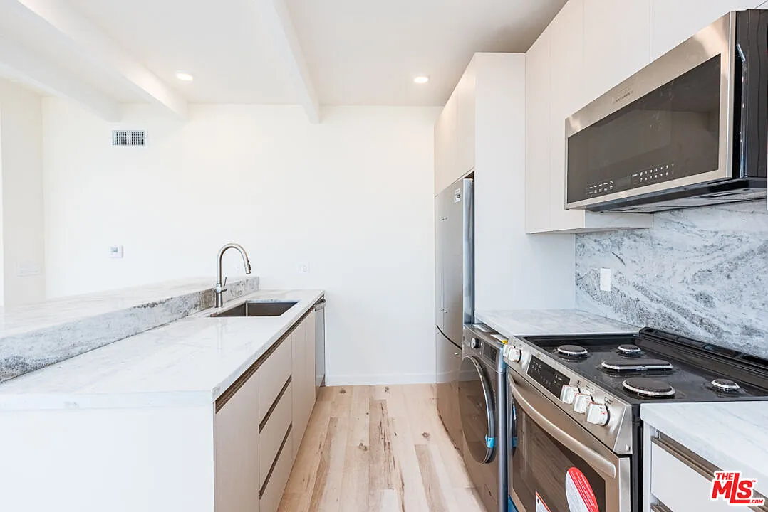 2 bed, 2.0 bath, 967 sqft, $8,500 — Photo 4