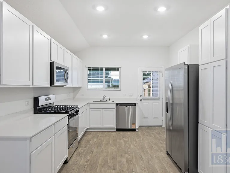 306 Constanza Trl — Photo 7
