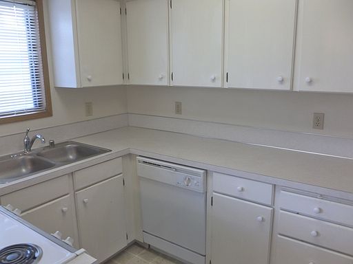 2nd image of 3023 NE Whitman Ave
