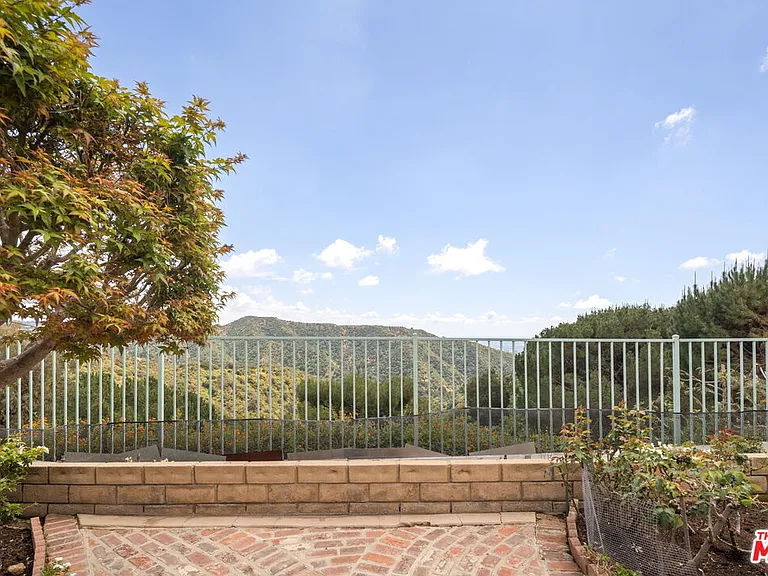 2484 Angelo Dr — Photo 10