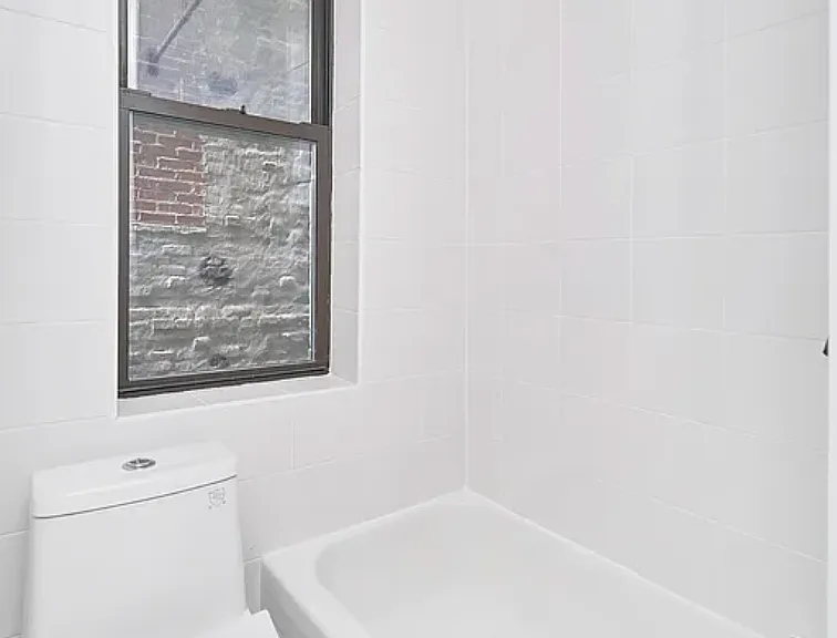 208 E 6th St #18 — Photo 6