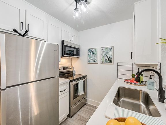 Fusion Warner Center - Kitchen