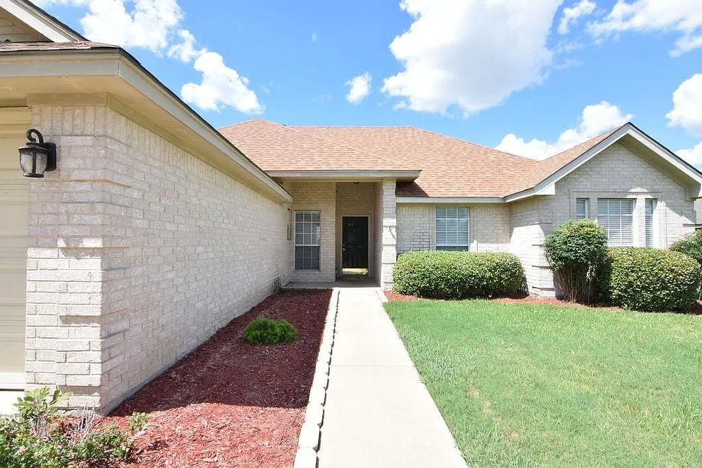 3 bed, 1775 sqft, $1,975 — Photo 3