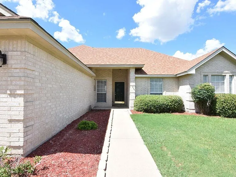 515 Kinney Dr — Photo 2