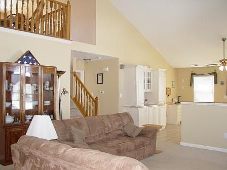 3rd image of 111 Dupont Ct
