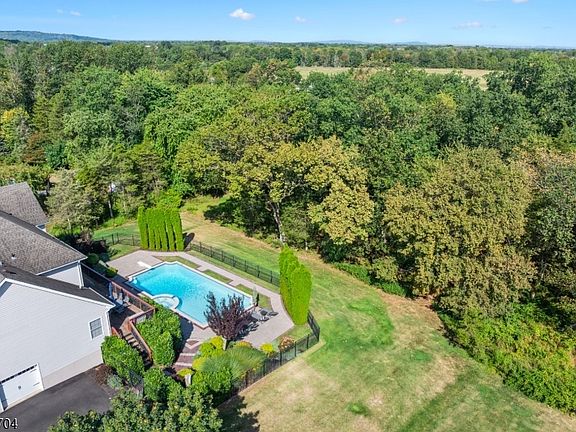 5th image of 41 White Meadow Rd