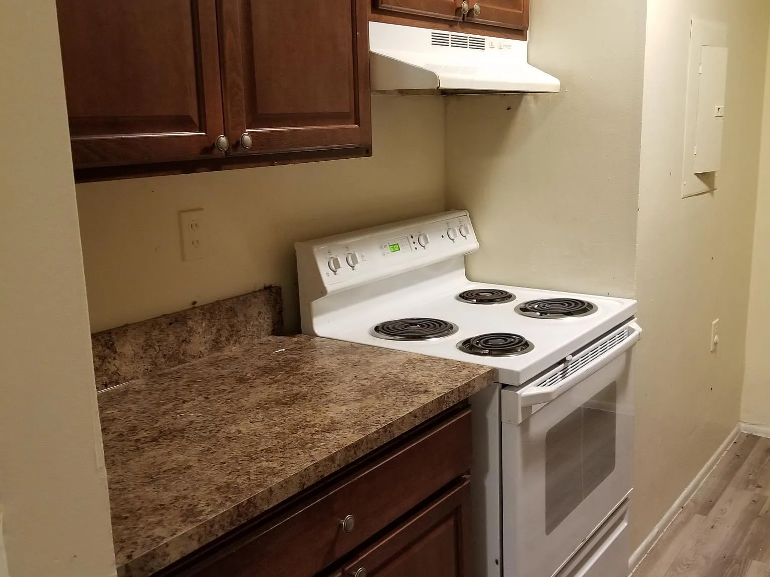 3 bed, 900 sqft, $2,200 — Photo 2