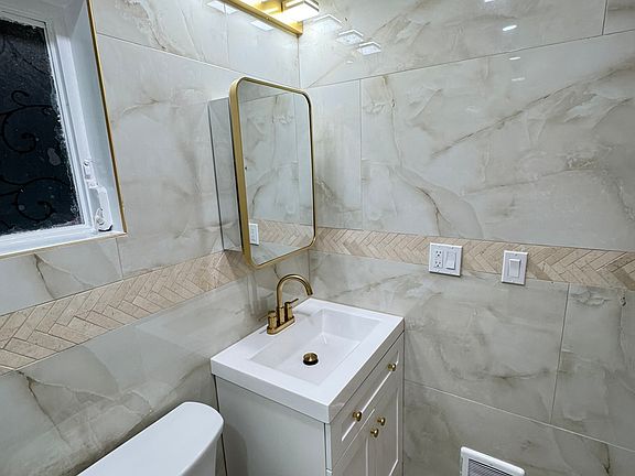 5th image of 176 Broughton Ave Floor 1